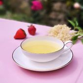 Bonjour à tous !🌸🩷🌻🪻
Nous sommes ravis de vous présenter le thé Blossom Season de Dammann Frères. C’est un thé vert japonais, parfumé à la fleur de cerisier et à la fraise. Une ode à la poésie des sakura, à la contemplation de la renaissance du printemps. Les japonais ont un terme précis pour évoquer ce moment de l’année qui leur est si cher. C’est l’Hanami.C’est le fait d’observer et de contempler les fleurs du printemps.
Vous pourrez le faire de manière très agréable en dégustant ce thé aux notes enivrantes de fleurs et de fruits gourmands. Un mélange parfaitement équilibré, rafraîchissant pour la saison.
On apprécie également la qualité de ce thé vert qui offre une tasse pure et cristalline. Le thé vert japonais est aussi très réputé pour ses vertus détoxifiantes. Il est également riche en polyphénols, si recherchés pour notre santé !

Retrouvez ce thé dans notre boutique en ligne dès à présent !

Belle journée fleurie à vous !🪻🌻🌸🌷
.
.
.
.
#dammann #damman #dammannfreres #thesdammannfreres #thedammann #thedequalité #thedexcellence #thealafrançaise #tassedethé #blossomseason #theblossomseason #thedammannblossomseason #thevert #thevertjaponais #matassedethe #mapausethe